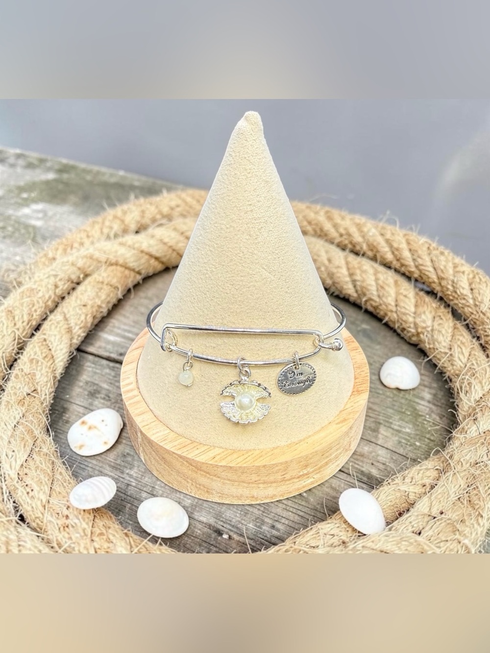 🏷️‼️5/$25🏷️‼️🐚AVON🐚VTG Precious Charms Silver-Tone Shell Charm Bangle/EUC